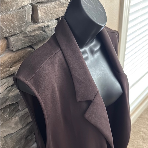 Elegant Brown Sleeveless Jacket - Picture 6 of 6